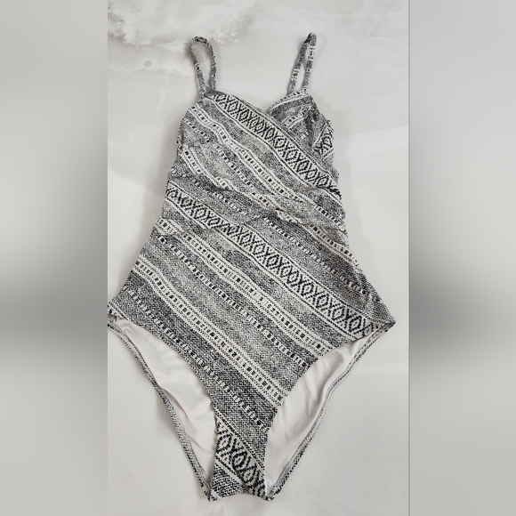 NEW w/Tag H&M Shaping Swimsuit Size 8 - Picture 2 of 5
